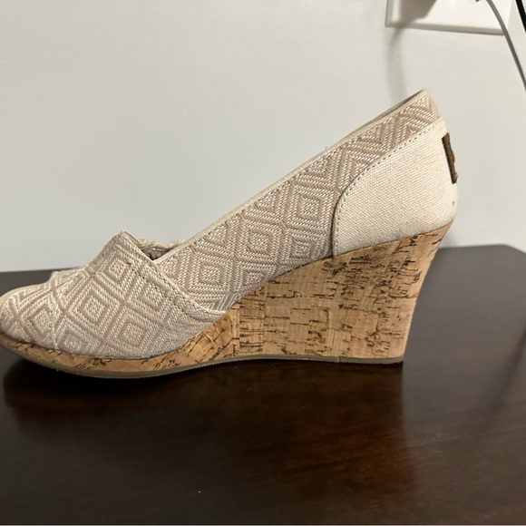 Rarely worn TOMS wedges - Picture 3 of 4